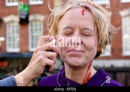 Bristol, UK. 28 Okt, 2017. Die untoten Zombies mit Vertretern und Shuffle durch zentrale Bristol in spektakulären Kostümen ab College Green, vorbei an Schloss Park an den Bärengraben in Vorbereitung für Halloween. Am Ende der Wanderung Avon Feuer- und Rettungsdienst der Dekontamination Einheiten sind so eingerichtet, dass sie in den Bärengraben über die Zombies als Praxis für die Dekontamination. Spaß war entlang der Weise mit Tanzen und Feiern am Ende durch die zahlreichen und vielfältigen Teilnehmer hatten. Credit: Charles Stirling/Alamy leben Nachrichten Stockfoto