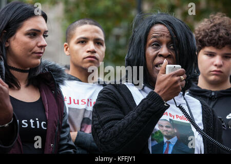 London, Großbritannien. 28. Oktober 2017. Margaret Smith, Mutter von jermaine Baker, Adressen Aktivisten aus den Vereinigten Familien und Freunde Kampagne (uffc) nach Ihren jährlichen Prozession zur Erinnerung an Familienmitglieder und Freunde, die in Polizeigewahrsam, Gefängnis starb, Immigration Detention oder Secure psychiatrische Krankenhäuser. jermaine Baker, 28, während der Metropolitan Police in Wood Green am 11. Dezember 2015 erschossen wurde. Er war unbewaffnet. Credit: Mark kerrison/alamy leben Nachrichten Stockfoto