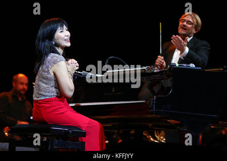 Kiew, Ukraine. 28.. Oktober 2017. Pianist Keiko Matsui (L) und Dirigent des Orchesters „Lords of the Sound“, Vitalij Saraginsky, auf der Bühne des Nationalpalastes der Künste „Ukraina“ in Kiew, Ukraine. Quelle: Oleksandr Prykhodko/Alamy Live News Stockfoto