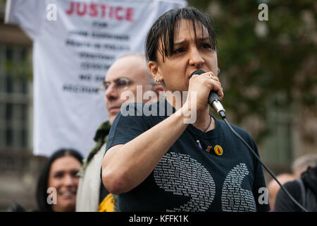 London, Großbritannien. 28. Oktober 2017. becky Shah der Hillsborough justice Campaign, Tochter von Inger Shah, Adressen Aktivisten aus den Vereinigten Familien und Freunde Kampagne (uffc) nach Ihren jährlichen Prozession zur Erinnerung an Familienmitglieder und Freunde, die in Polizeigewahrsam, Gefängnis starb, Immigration Detention oder Secure psychiatrische Krankenhäuser. Inger Shah im Hillsborough Disaster starb am 15. April 1989. Quelle: Mark kerrison/alamy leben Nachrichten Stockfoto