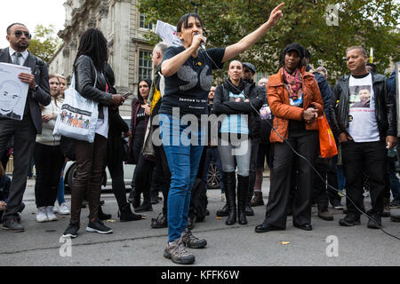 London, Großbritannien. 28. Oktober 2017. becky Shah der Hillsborough justice Campaign, Tochter von Inger Shah, Adressen Aktivisten aus den Vereinigten Familien und Freunde Kampagne (uffc) nach Ihren jährlichen Prozession zur Erinnerung an Familienmitglieder und Freunde, die in Polizeigewahrsam, Gefängnis starb, Immigration Detention oder Secure psychiatrische Krankenhäuser. Inger Shah im Hillsborough Disaster starb am 15. April 1989. Quelle: Mark kerrison/alamy leben Nachrichten Stockfoto