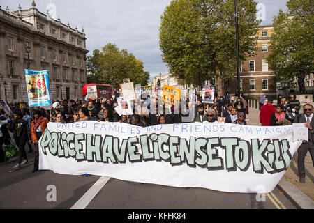 London, Großbritannien. 28. Oktober 2017. Aktivisten aus den Vereinigten Familien und Freunde Kampagne (uffc) Teil in ihren jährlichen Prozession, in Erinnerung an Familienmitglieder und Freunde, die in Polizeigewahrsam, Gefängnis starb, Immigration Detention oder Secure psychiatrische Krankenhäuser. uffc 1997 gegründet wurde von Familien, die ihre Lieben in den Händen des Staates mit der Absicht des anspruchsvollen systemischen Ungerechtigkeit verloren hatte. Credit: Mark kerrison/alamy leben Nachrichten Stockfoto