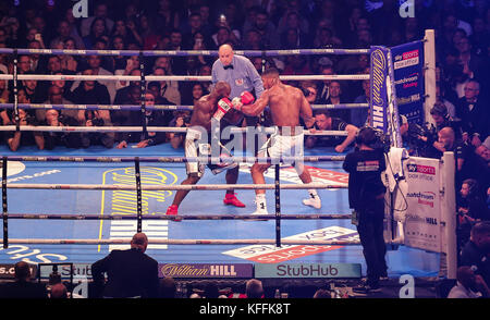 Fürstentum Stadion, Cardiff, Wales, Vereinigtes Königreich 28. Oktober 2017. IBF World Heavyweight Titel International Boxing Organisation World Heavyweight Titel WBA Super World Heavyweight Titel Anthony Josua MBE V Carlos Takam Josua in weißen Shorts Kredit Huw Fairclough/Alamy Nachrichten Stockfoto