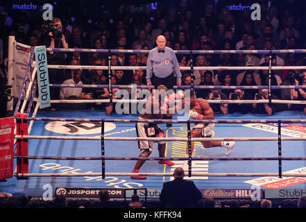 Fürstentum Stadion, Cardiff, Wales, Vereinigtes Königreich 28. Oktober 2017. IBF World Heavyweight Titel International Boxing Organisation World Heavyweight Titel WBA Super World Heavyweight Titel Anthony Josua MBE V Carlos Takam Josua in weißen Shorts Kredit Huw Fairclough/Alamy Nachrichten Stockfoto