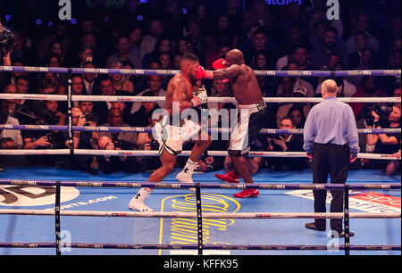 Fürstentum Stadion, Cardiff, Wales, Vereinigtes Königreich 28. Oktober 2017. IBF World Heavyweight Titel International Boxing Organisation World Heavyweight Titel WBA Super World Heavyweight Titel Anthony Josua MBE V Carlos Takam Josua in weißen Shorts Kredit Huw Fairclough/Alamy Nachrichten Stockfoto