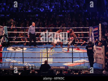 Fürstentum Stadion, Cardiff, Wales, Vereinigtes Königreich 28. Oktober 2017. IBF World Heavyweight Titel International Boxing Organisation World Heavyweight Titel WBA Super World Heavyweight Titel Anthony Josua MBE V Carlos Takam Josua in weißen Shorts Kredit Huw Fairclough/Alamy Nachrichten Stockfoto