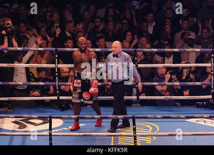 Fürstentum Stadion, Cardiff, Wales, Vereinigtes Königreich 28. Oktober 2017. IBF World Heavyweight Titel International Boxing Organisation World Heavyweight Titel WBA Super World Heavyweight Titel. Anthony Josua MBE V Carlos Takam Schiedsrichter Wals Carlos Takam zu dieser Ecke nach dem Stoppen der Kampf in der 10. Runde. Josua in weißen Shorts Kredit Huw Fairclough/Alamy Nachrichten Stockfoto