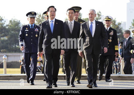 Seoul, Südkorea. Oktober 2017. 28. Oktober 2017 - Verteidigungsministerium, Seoul, Südkorea - auf diesem Foto veröffentlicht von Korea POOL. US-Verteidigungsminister Jim Mattis und der südkoreanische Verteidigungsminister Song Young-moo ziehen am 28. Oktober 2017 nach einer Willkommensfeier im Verteidigungsministerium in Seoul, Südkorea, an den SCM-Tisch. Quelle: Pool Fotos/ZUMA Wire/Alamy Live News Stockfoto