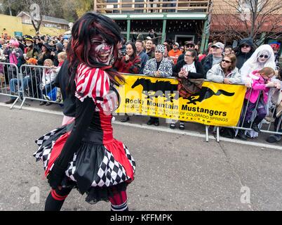 Manitou Springs, Colorado, USA. 28 Okt, 2017. Die 23. jährliche Emma crawford Sarg rennen Ehre eine Tuberkulose Opfer aus dem 19. Jahrhundert, deren Sarg, nach einem schweren Regenguß, wird behauptet, aus ihrem Friedhof Grundstück und nach unten in die Stadt von Manitou Springs gewaschen zu haben. Credit: Brian cahn/zuma Draht/alamy leben Nachrichten Stockfoto