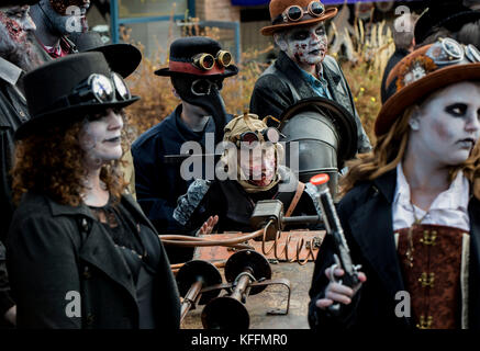 Manitou Springs, Colorado, USA. Oktober 2017. Die 23. Jährlichen Emma Crawford Coffin-Rennen ehren ein Tuberkuloseopfer aus dem 19. Jahrhundert, dessen Sarg nach einem heftigen Regensturm angeblich aus ihrem Friedhof in die Stadt Manitou Springs gespült ist. Quelle: Brian Cahn/ZUMA Wire/Alamy Live News Stockfoto