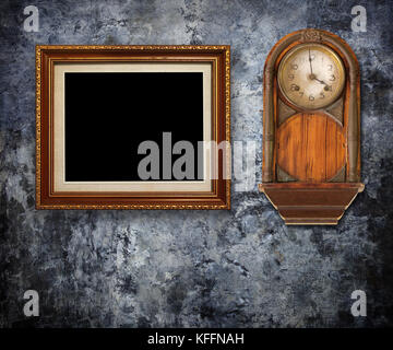 Vintage Uhr mit gold Frames auf grunge Wand. Stockfoto