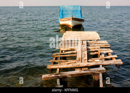 Hängematte gebunden an der Anlegestelle am Meer in kleinen Booten Stockfoto