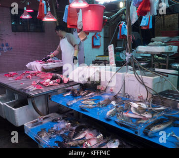 Markt Verkäufer auf Yau Markt Tei indoor Food Market, Hongkong, China, Asien. Stockfoto