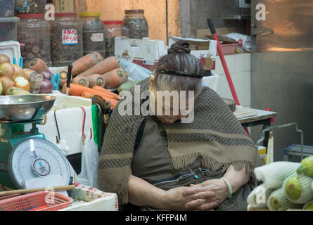 Markt Verkäufer auf Yau Markt Tei indoor Food Market, Hongkong, China, Asien-Trading ist ruhig! Stockfoto