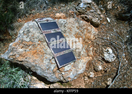 Eine Reihe von tragbaren Solaranlagen für Camping verwendet. Stockfoto