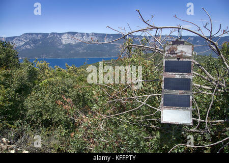 Eine Reihe von tragbaren Solaranlagen für Camping verwendet. Stockfoto