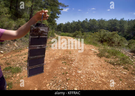 Eine Reihe von tragbaren Solaranlagen für Camping verwendet. Quelle der Energie auf die Straße Stockfoto