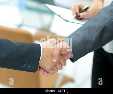 Nahaufnahme des Handshake von zwei Geschäftsmänner im Hintergrund des Amtes Stockfoto