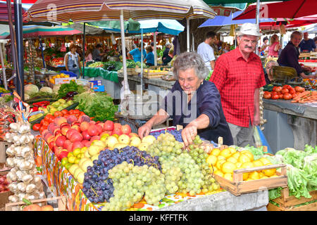 Gemüsemarkt, Trogir, Dalmatien, Kroatien Stockfoto