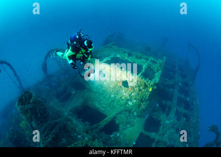 Schiffswrack Baron Gautsch und Taucher, Adria, Mittelmeer, Istrien, Kroatien Stockfoto