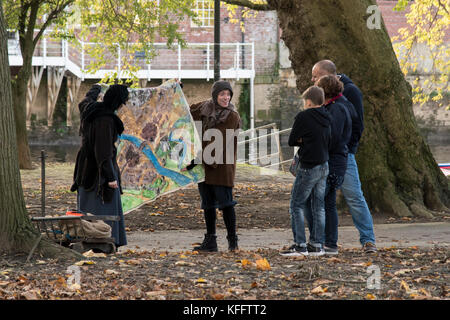 Straßenkünstler und Publikum in Tower Gardens, York Stockfoto