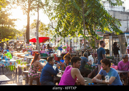 Menschen essen an der Chiang Mai Gate Nacht Markt Stockfoto