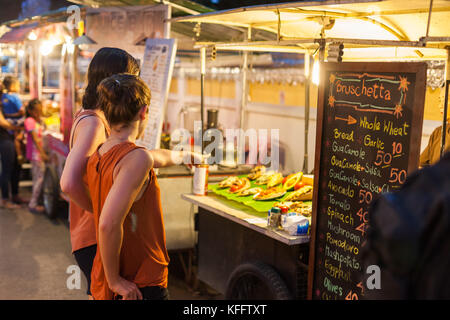 Touristen in der Nacht Lebensmittelmarkt in Pai, Thailand Stockfoto