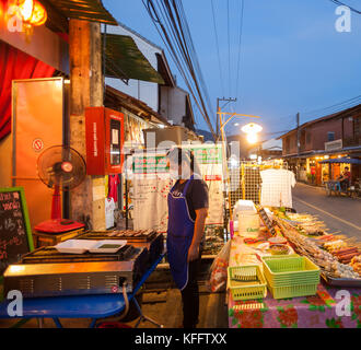 Anbieter in der Nacht Lebensmittelmarkt in Pai, Thailand Stockfoto