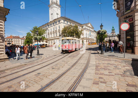 Straßenbahn durch Rynok (Markt) Marktplatz, Altstadt, Lviv, Ukraine, Stockfoto