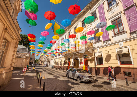 Sonnenschirme über die Straße vor der Lviv Kunst Palast, der Ukraine ausgesetzt Stockfoto