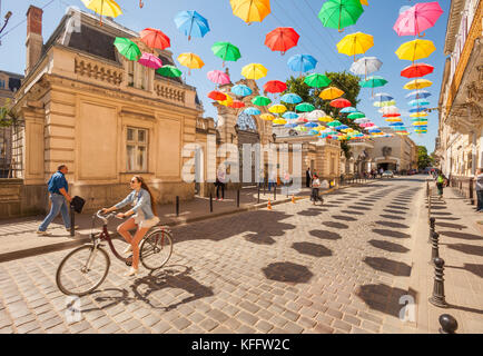 Sonnenschirme über die Straße vor der Lviv Kunst Palast, der Ukraine ausgesetzt Stockfoto