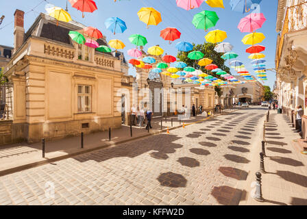 Sonnenschirme über die Straße vor der Lviv Kunst Palast, der Ukraine ausgesetzt Stockfoto