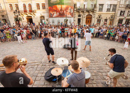 Eine große Volksmenge Uhren eine Blaskapelle in Lviv, Ukraine Rynok Square durchführen Stockfoto