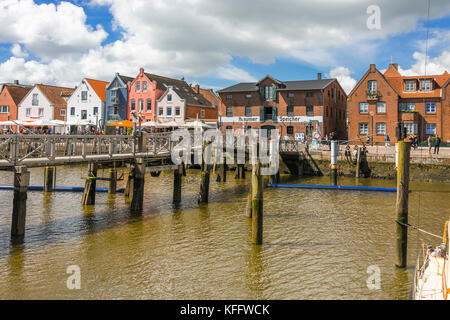 Bewegliche Brücke am inneren Hafen der Stadt Husum an der Nordsee, Deutschland Stockfoto