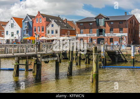 Bewegliche Brücke am inneren Hafen der Stadt Husum an der Nordsee, Deutschland Stockfoto