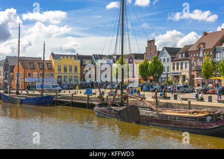 Alte Segelschiff auf den Pier, den inneren Hafen der Stadt Husum an der Nordsee, Deutschland Stockfoto