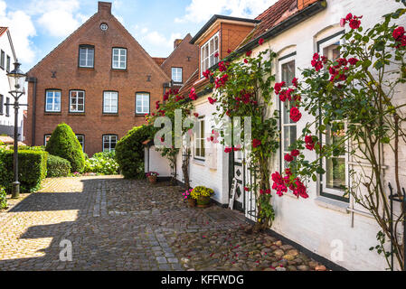 Backsteingebäude der Stadt Husum an der Nordsee, Deutschland Stockfoto