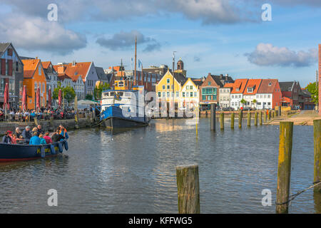 Panorama Blick auf den Hafen von Husum im Abendlicht, der Küstenstadt an der Nordsee, Deutschland Stockfoto