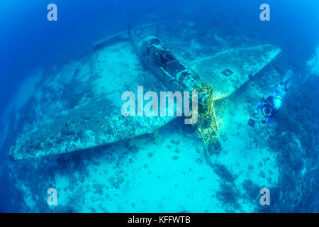 Wrack eines Flugzeuges Stuka, aus dem 2. Weltkrieg und Scuba Diver, Adria, Mittelmeer, südlich der Insel zirja, Dalmatien, Kroatien Stockfoto