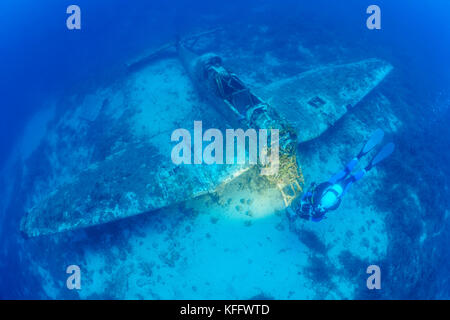 Wrack eines Flugzeuges Stuka, aus dem 2. Weltkrieg und Scuba Diver, Adria, Mittelmeer, südlich der Insel zirja, Dalmatien, Kroatien Stockfoto