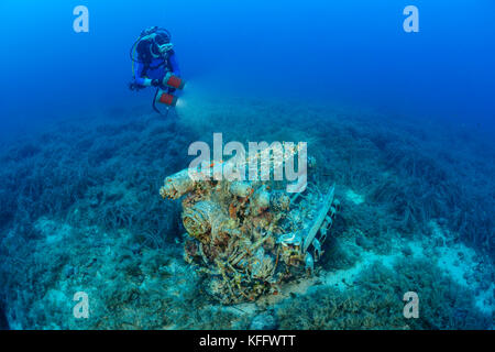 Wrack eines Flugzeugs Stuka, aus dem 2. Weltkrieg und Taucher, Adria, Mittelmeer, südlich der Insel Zirja, Dalmatien, Kroatien Stockfoto