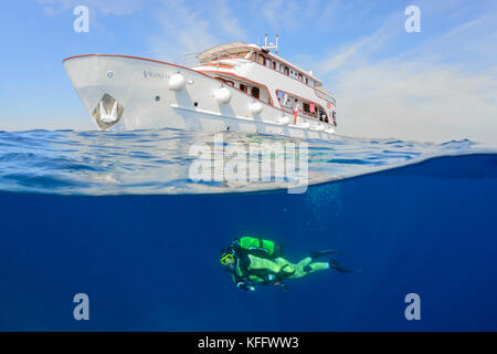 2 Ebenen picture, Scuba diver Unterwasser und tauchen Schiff oben, Adria, Mittelmeer, sveti Filip i Jakov, Dalmatien, Kroatien, Herr ja Stockfoto