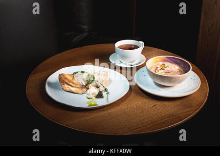 Nahaufnahme von einer Platte mit einer typischen Tortilla de patatas, spanisches Omelette, auf einem Tisch Stockfoto