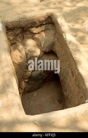 Entracne zu einem der Tunnel von Cu Chi, Vietnam Stockfoto
