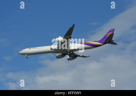 CHIANGMAI, THAILAND - ca. 2008: HS-TNF-Airbus A340-600 von Thaiairway. Landung Flughafen Chiangmai vom Bangkok Suvarnabhumi. Stockfoto