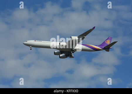 CHIANGMAI, THAILAND - ca. 2008: HS-TNF-Airbus A340-600 von Thaiairway. Landung Flughafen Chiangmai vom Bangkok Suvarnabhumi. Stockfoto