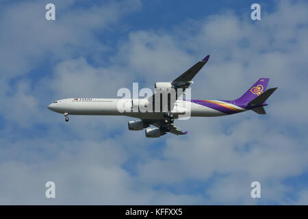 CHIANGMAI, THAILAND - ca. 2008: HS-TNF-Airbus A340-600 von Thaiairway. Landung Flughafen Chiangmai vom Bangkok Suvarnabhumi. Stockfoto