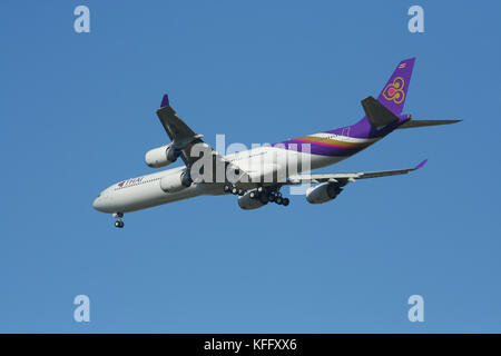 CHIANGMAI, THAILAND - ca. 2008: HS-TNF-Airbus A340-600 von Thaiairway. Landung Flughafen Chiangmai vom Bangkok Suvarnabhumi. Stockfoto