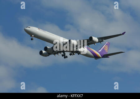 CHIANGMAI, THAILAND - ca. 2008: HS-TNF-Airbus A340-600 von Thaiairway. Landung Flughafen Chiangmai vom Bangkok Suvarnabhumi. Stockfoto