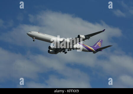 CHIANGMAI, THAILAND - ca. 2008: HS-TNF-Airbus A340-600 von Thaiairway. Landung Flughafen Chiangmai vom Bangkok Suvarnabhumi. Stockfoto